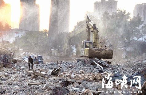 工厂裸拆巨响震天 隔壁小区以为地震