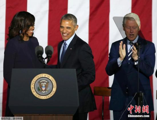 资料图：美国总统奥巴马（中）与美国第一夫人米歇尔（左）。