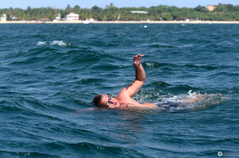 实力网红！英国男子网络直播游泳横跨大西洋 
