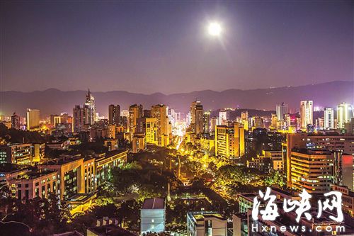 昨夜现“超级月亮” 下一次要等18年后