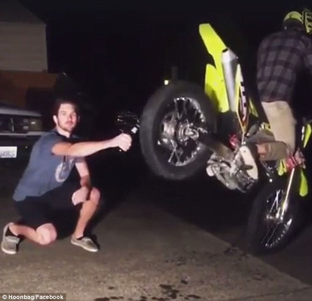 酷炫！澳大利亚一男子用摩托车车轮开啤酒瓶盖