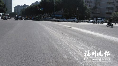 福州洪甘路水泥浆洒漏凝固 凹凸不平影响通行