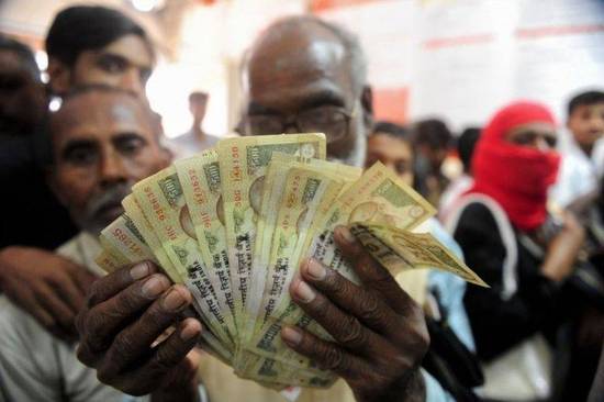 两张钞票让印度慌了：穷人挤银行富人囤iPhone