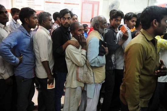 两张钞票让印度慌了：穷人挤银行富人囤iPhone