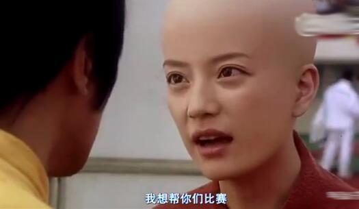 赵薇少林足球戴光头头套上场 周星驰说她像外星人谢贤笑出声