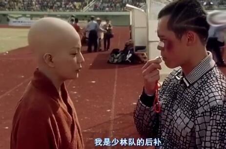 赵薇少林足球戴光头头套上场 周星驰说她像外星人谢贤笑出声