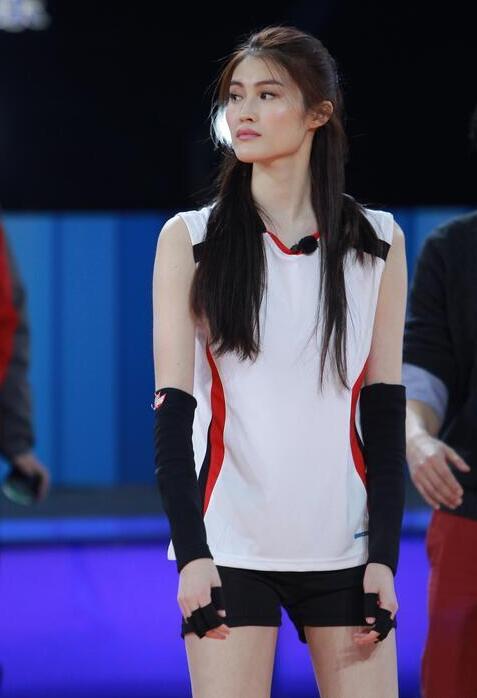 何穗也曾与中国女排一起亮相某综艺节目，直言：“中国女排才是真正的大长腿，第一次觉得自己好娇小。”