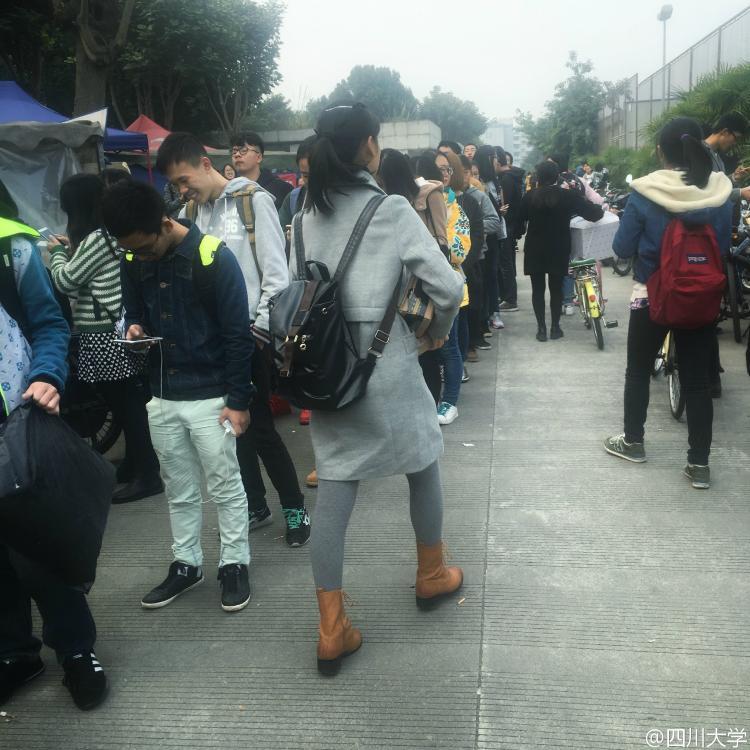 四川大学学生排队取快递 排队百米场面壮观（图）