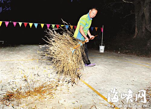 高盖山公园 中年男坚持义务扫垃圾