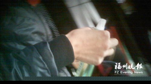 女子菜市场内摆摊针灸拔罐 消毒方式令人担忧