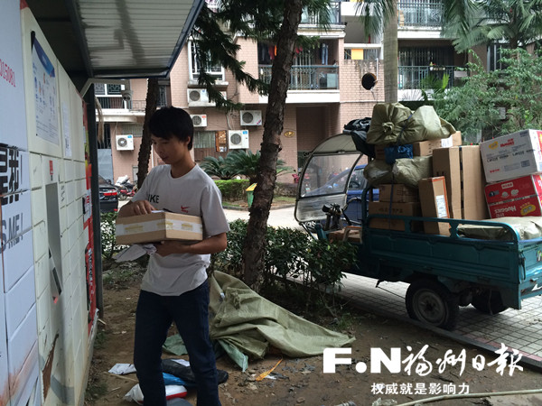 “双十一”过后快递员送件忙 一天要送400件