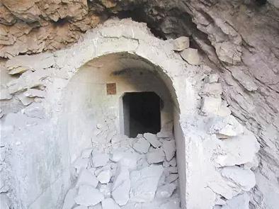 陕西某地因采石作业，导致国防洞库洞口暴露。资料图