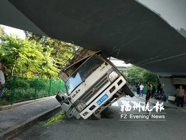 司机开车接电话没注意限高牌　货车卡在立交桥下