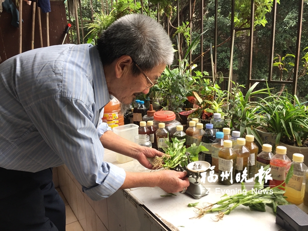 福州一退休工程师用果蔬自制“洗洁精” 无污染