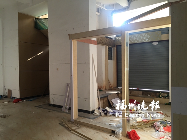 福机新苑物管围挡、出租架空层 居民：存在安全隐患