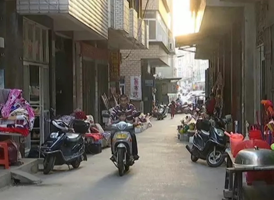夫妻从银行取回十万现金 十分钟后巨款被盗