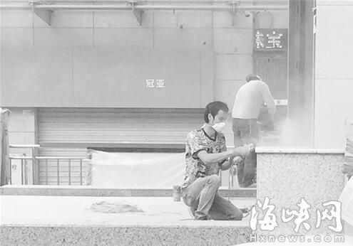 福州八一七路 路边磨石板粉尘呛路人 