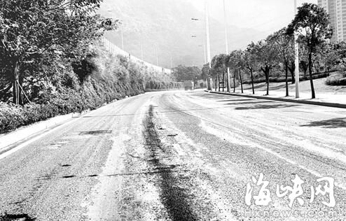 福州北三环辅道百米路面撒满土石 