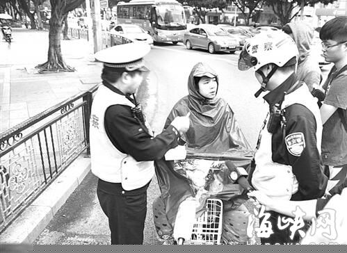 福州交警一小时查处数十起电动车违法