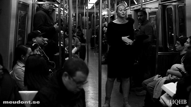 英国模特现身纽约地铁 脱衣演讲鼓励人们欣赏自己