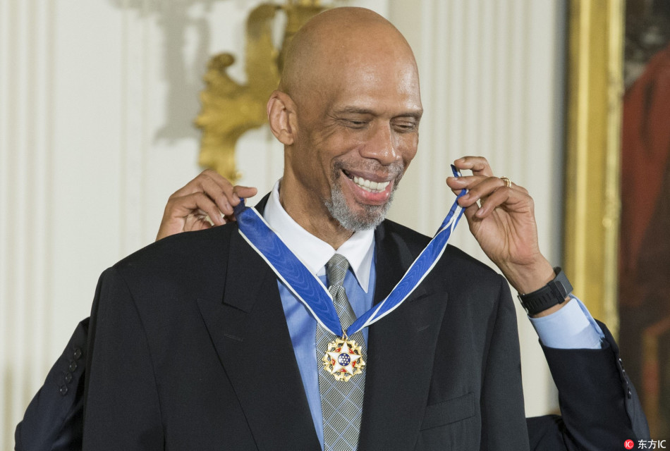 奥巴马为篮坛传奇球星迈克尔-乔丹颁总统自由勋章