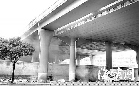 福州：高架桥下烧垃圾 浓烟蹿上琴亭桥