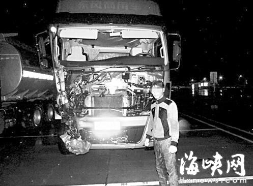 为省拖车费“敞篷”货车驾驶员披着雨衣高速飞驰 