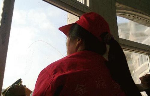 福州钟点工迎用工旺季 薪酬上涨市民需提前预定