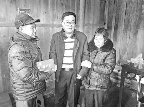 男子为救人徒手扑向歹徒 宁德柘荣县将对英雄父母予以照顾