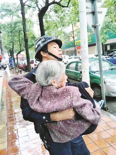 暖！漳州八旬老人外出散步迷路 民警冒雨护送回家