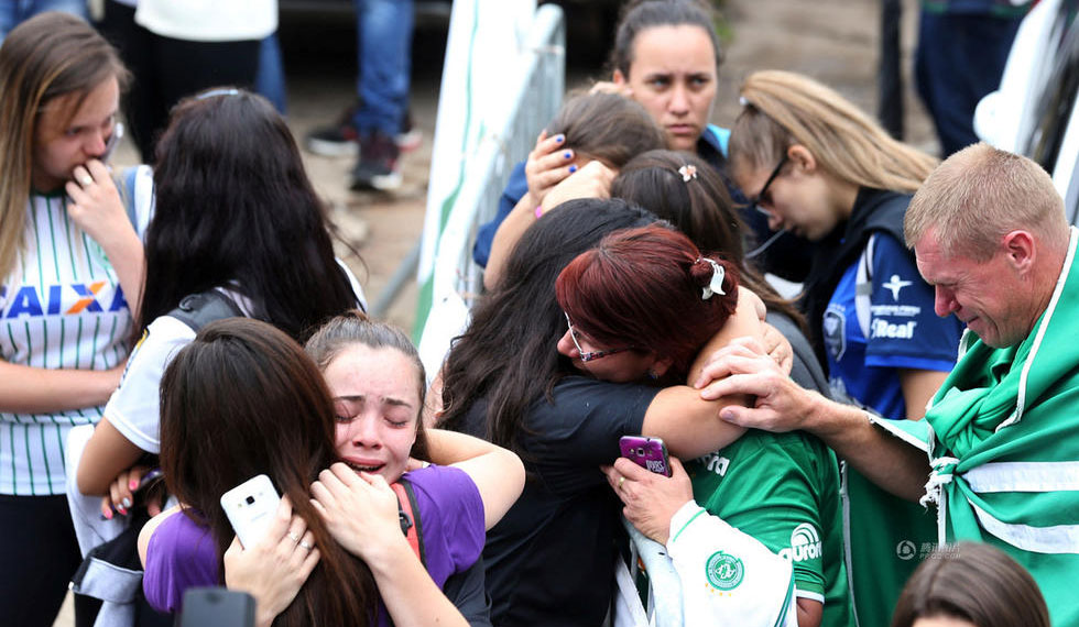 载有巴西球员客机坠毁71人遇难 大批球迷相拥痛哭