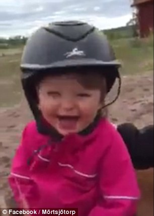 瑞士女童首次骑马 甜甜笑声带给网友不少欢乐