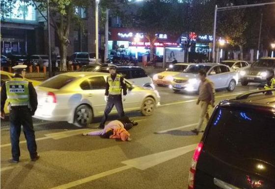 作死：女子拒绝执法检查 马路上撒泼打滚被车碾伤
