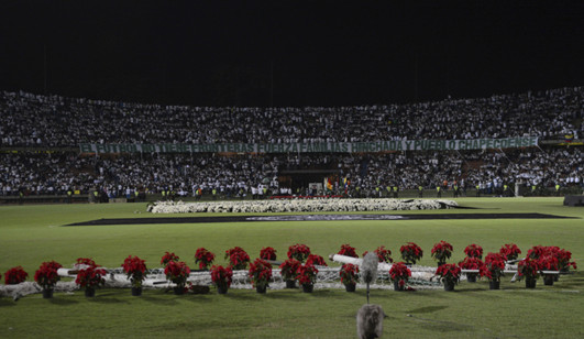 数万球迷悼念巴西遇难球员 默哀祈福