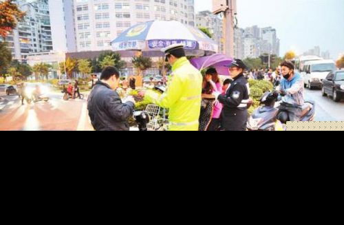 福州：行人电动车违法吃罚单 须15天内缴罚款