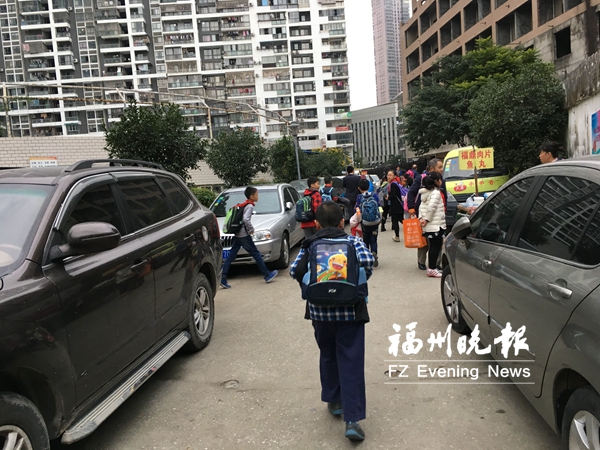 台三小旁小路成停车场 车与学生抢路