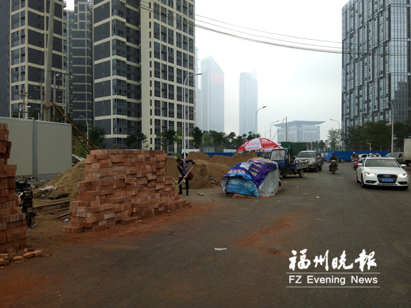200多米路摆近十个摊位 城管：将整治