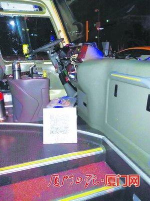 中巴车穿着“定制公交”马甲载客 涉嫌非法营运被查