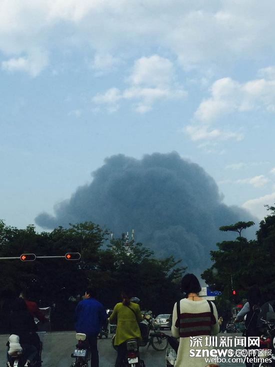 深圳龙华一工业区起火浓烟滚滚 有发生爆炸风险