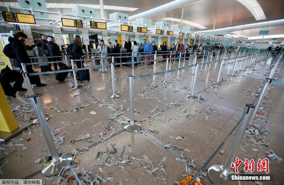 罢工！西班牙巴塞罗那机场清洁工抗议致垃圾遍地