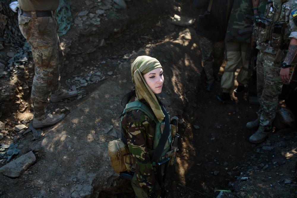 乌克兰美女军人扛枪上前线 无优待与男兵同住帐篷