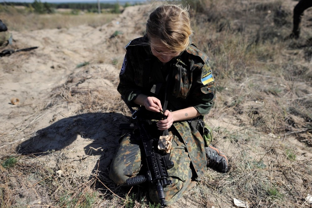 乌克兰美女军人扛枪上前线 无优待与男兵同住帐篷