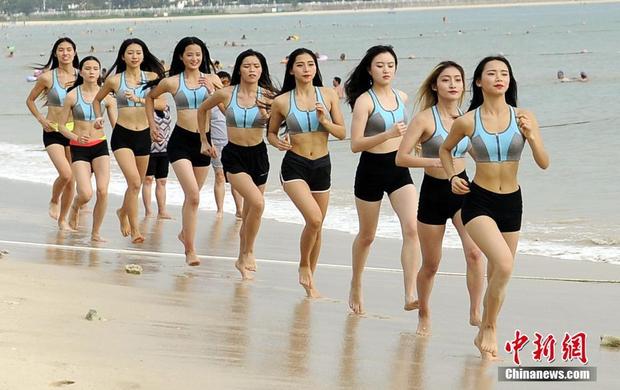 大学女子健身队沙滩慢跑 备战比基尼赛