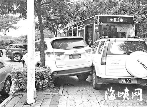 福州一公交车发飙逆行撞扁三车 撞倒行道树