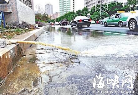 福州北二环绿化带 黄色污水直排路面