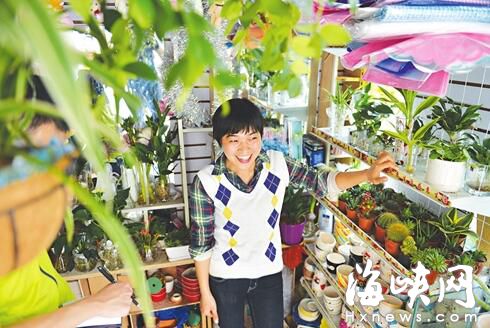感动福建：带着爸爸上学 她扛起一个家