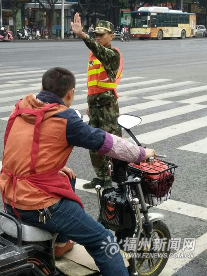 学生志愿者参与交通协管 助力缓解城区交通拥堵
