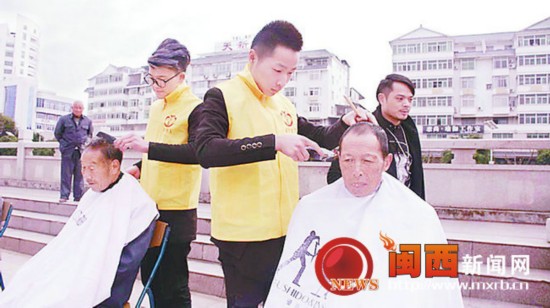 龙岩武平县委文明办组织开展志愿服务一条街活动