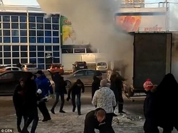 俄罗斯一货车当街起火 围观群众徒手扔雪球灭火