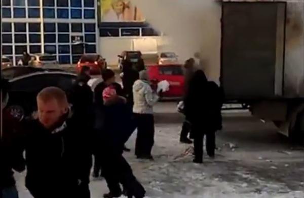 据英国每日邮报报道，近日，俄罗斯西伯利亚秋明市街上一货车车厢煤气炉发生起火，引起交通拥堵。就在消防员被困在路上的时候，二十几个路人捡起路边雪球，向货车车厢扔去，不一会儿，火便灭了。